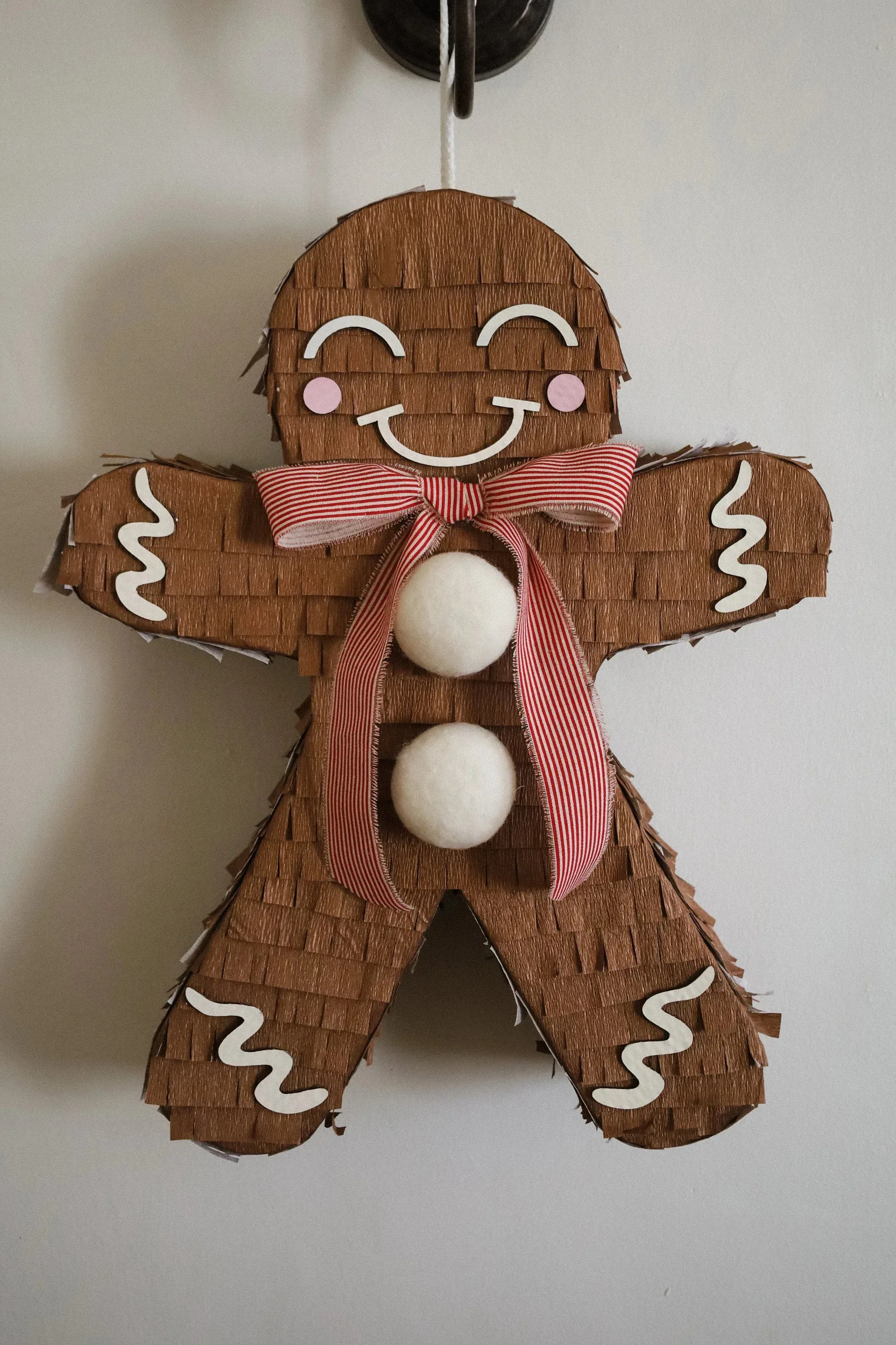 🍪 Gingerbread Man Piñata – Handmade Christmas Party Decoration & Candy Holder - Image 4