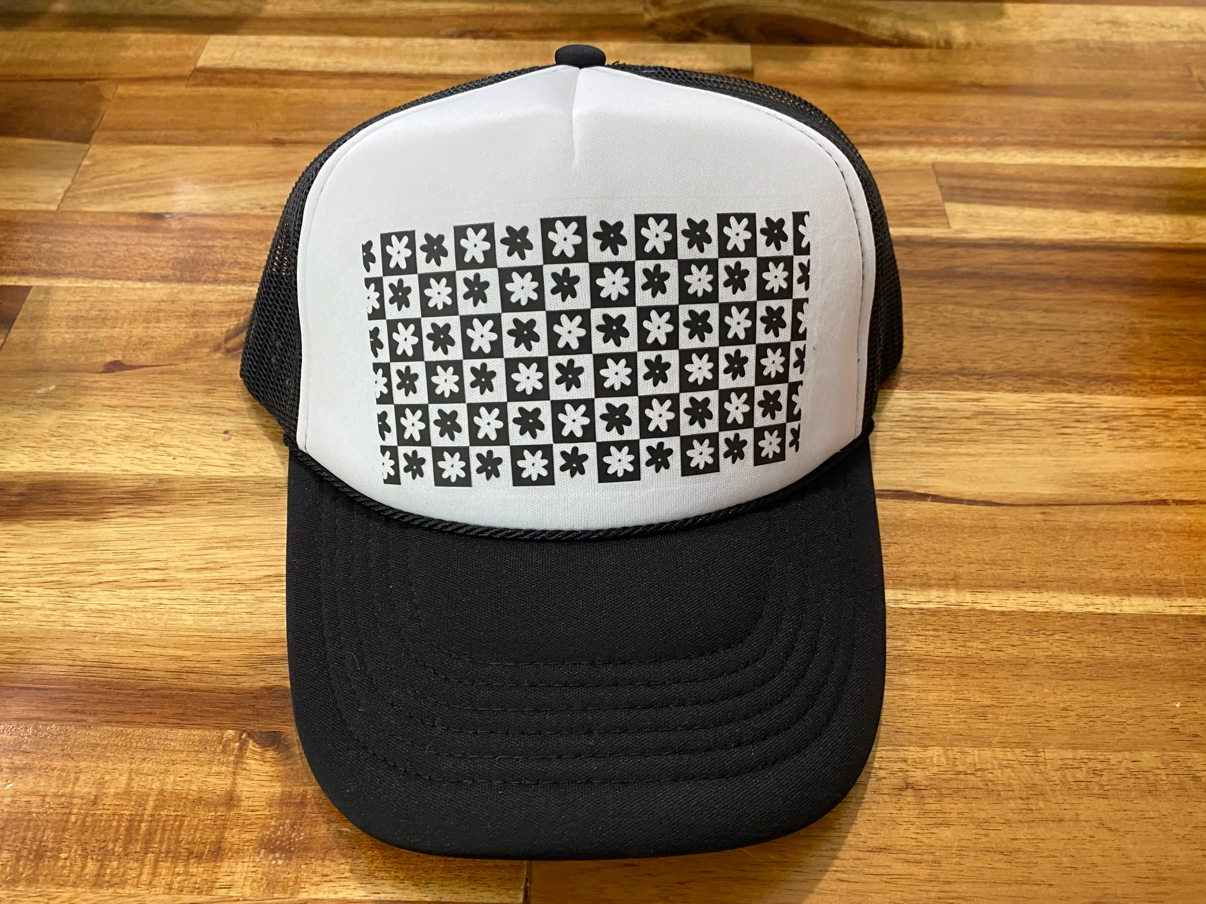 Daisy Checkered Pattern Trucker Hat